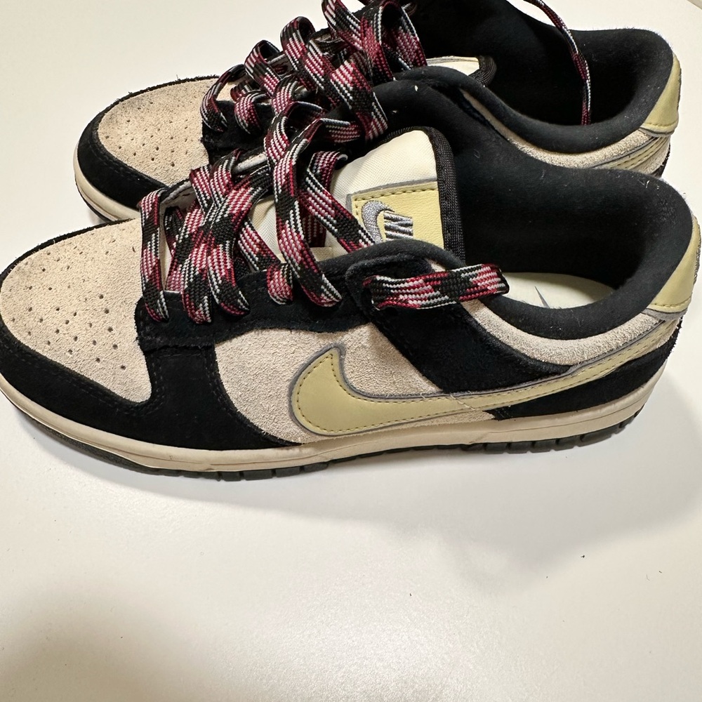 Stylish Women's Sneakers in Black and Cream